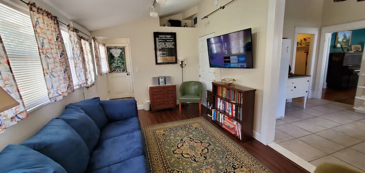 Соба во Флорида со преклопен кауч и телевизор