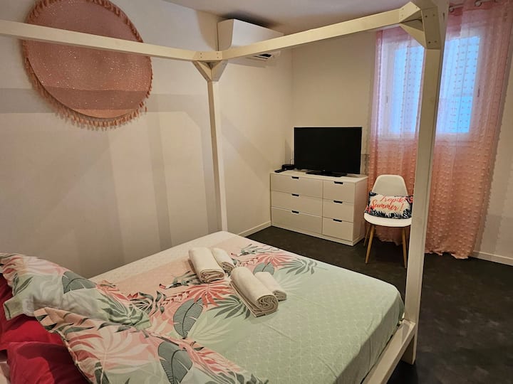 Klimatizirana spavaća soba 1, krevet s baldahinom 160 x 200, 2 stola i noćne svjetiljke, komoda, spojeni TV 