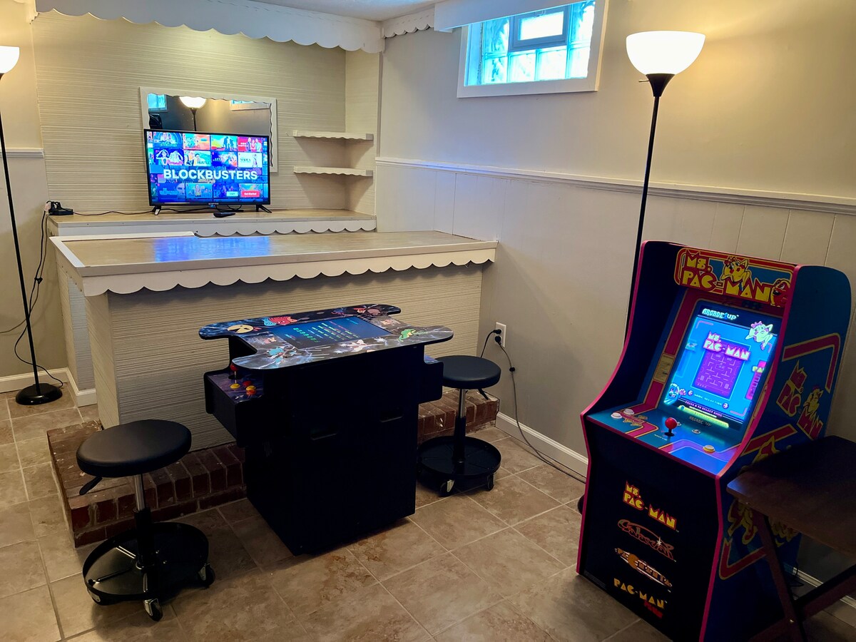 حانة جافة في منتصف القرن مع ألعاب أركيد وتلفزيون في الطابق السفلي!