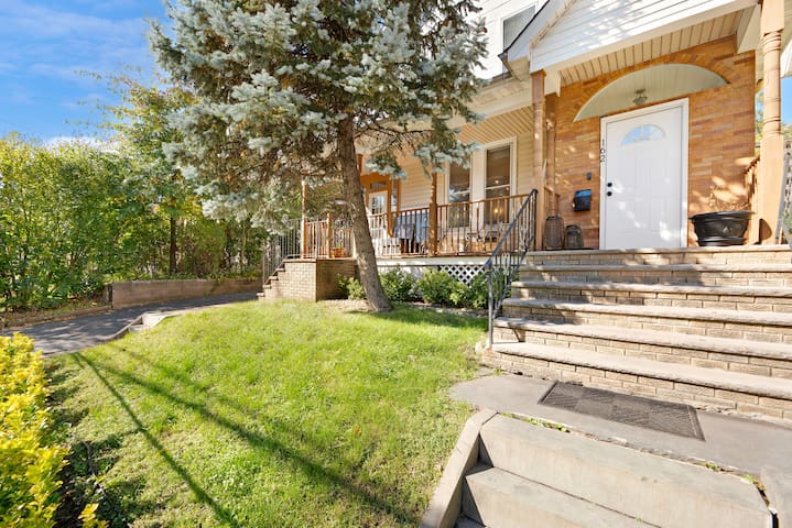 3-Story Modern Comfort w/ Parking | 17 min EWR