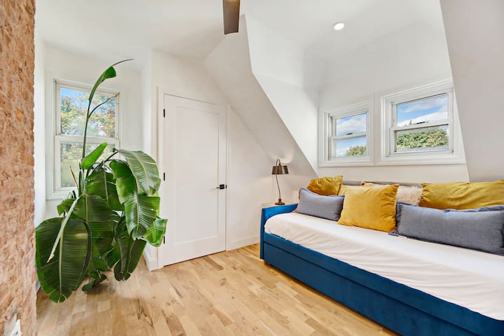 3-Story Modern Comfort w/ Parking | 17 min EWR gallery image 4