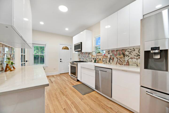 3-Story Modern Comfort w/ Parking | 17 min EWR gallery image 5