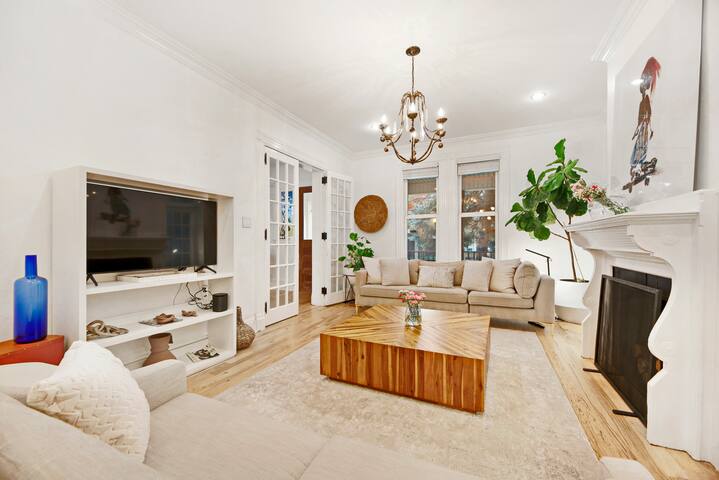 3-Story Modern Comfort w/ Parking | 17 min EWR gallery image 2