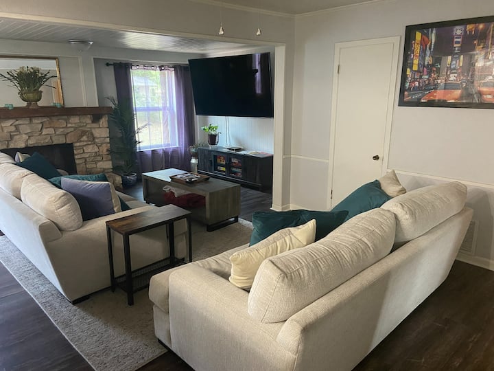 غرفة المعيشة لدينا ذات مفهوم مفتوح مع الكثير من الألعاب ، وتلفزيون بمقاس 75 بوصة ، ومدفأة غاز ، وأرائك كبيرة جدًا!  مناسبة للعائلات الكبيرة 