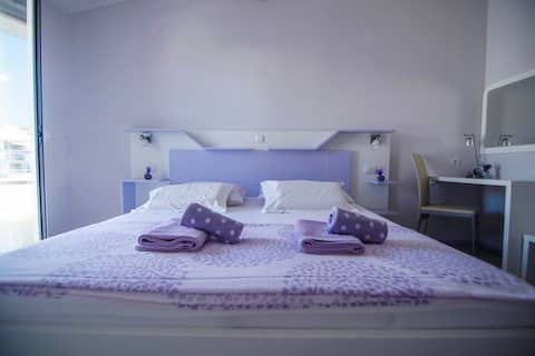 Top performing Airbnb: Sea view top floor 2-bdrm LAVANDA in Grad Hvar
