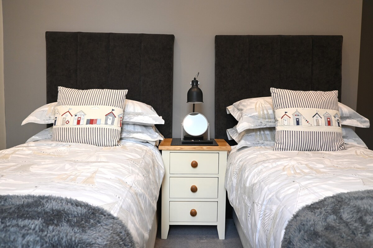 此房间可配备一张加大双人床或两张单人床。