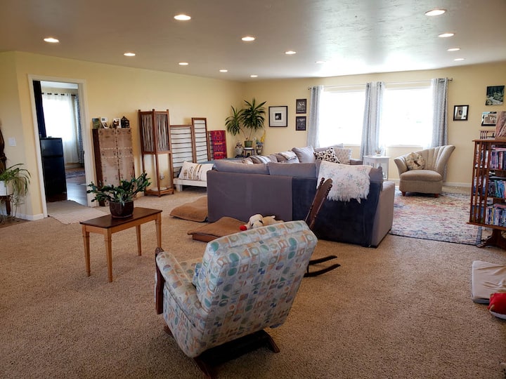 منطقة مفتوحة لطيفة من تناول الطعام إلى غرفة المعيشة.