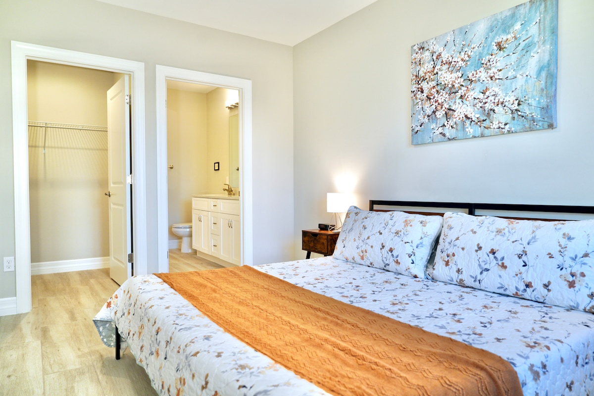 ห้องนอนใหญ่พร้อมตู้เสื้อผ้าและห้องน้ำแบบเดินในตัว