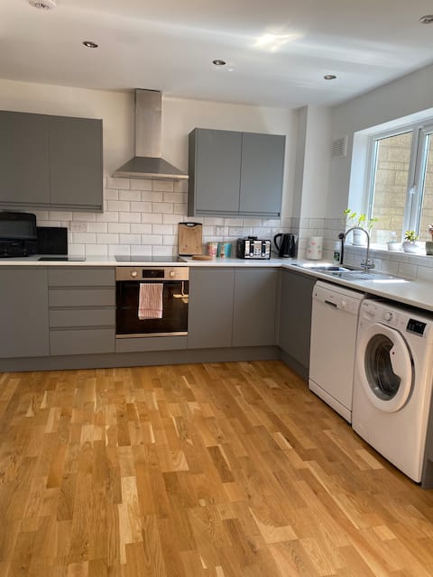 Tetbury: Modern and Cosy house, with parking