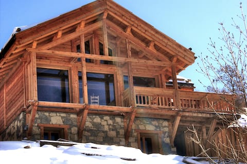 Chalet with Ski Slope Views, Jacuzzi & Cinema Room
