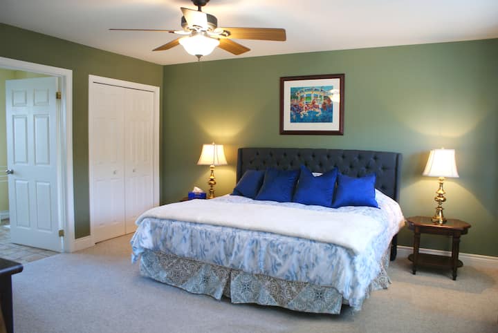 Hlavná spálňa s veľmi pohodlnou manželskou posteľou King, šatníkmi s manželskou posteľou, komodou a veľkým písacím stolom. Potom aj kúpeľňa s 3 kusmi!