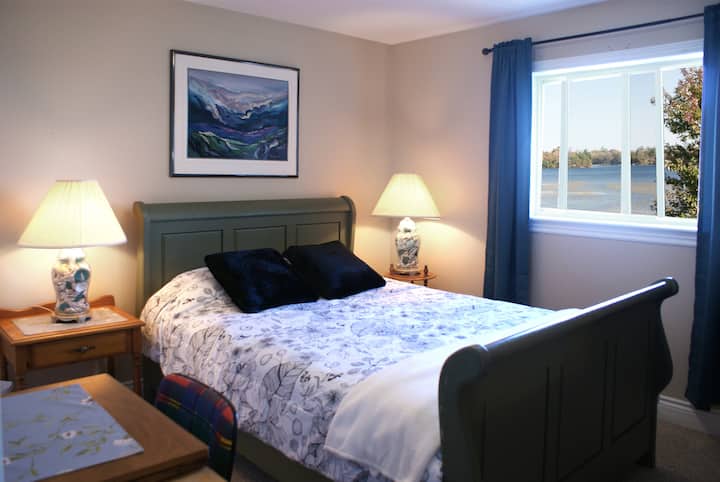 Krásna spálňa s manželskou posteľou na poschodí, má veľmi veľkú 4pc kúpeľňu. Má veľkú skriňu a malý písací stôl.