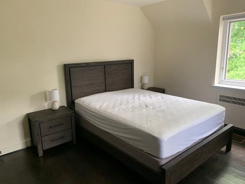 Light Double Room in Period House, Drexel Hill