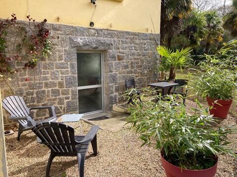 Gite with terrace in a wooded park