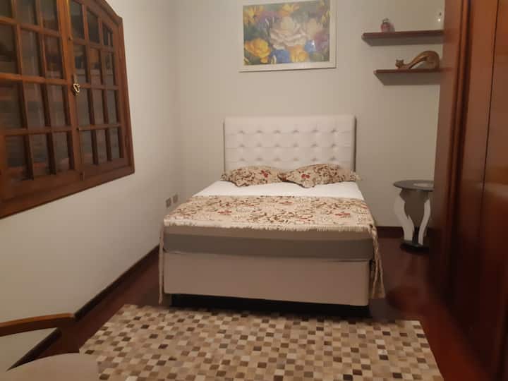 ห้องสวีท 1 ห้องที่ชั้นล่างพร้อมห้องน้ำส่วนตัว