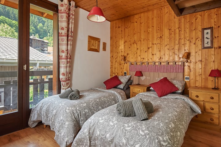 The downstairs double/twin room (set up as twin beds in photo)