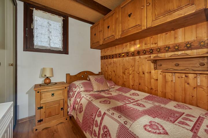 The single bedroom with plenty of storage