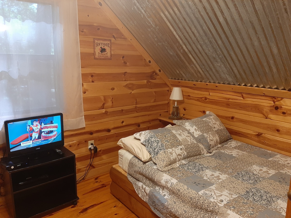 Second upstairs bedroom with full bed & Smart TV &/or Roku. There are also 2 twin beds in this bedroom.