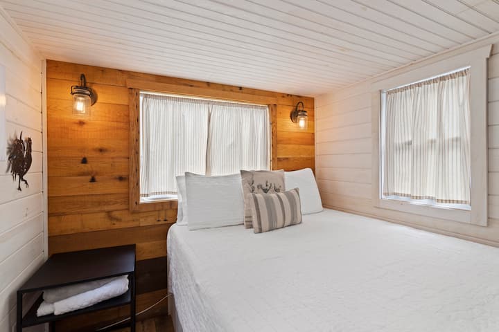 Hálószoba franciaággyal és intelligens tévével. Van egy tolóajtó a magánszféra érdekében.