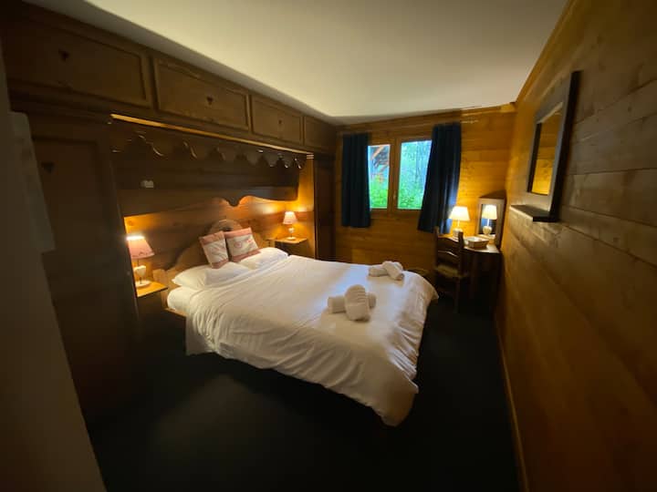 Chumba cha kulala cha kiwango cha juu kilicho na kitanda cha ukubwa wa king