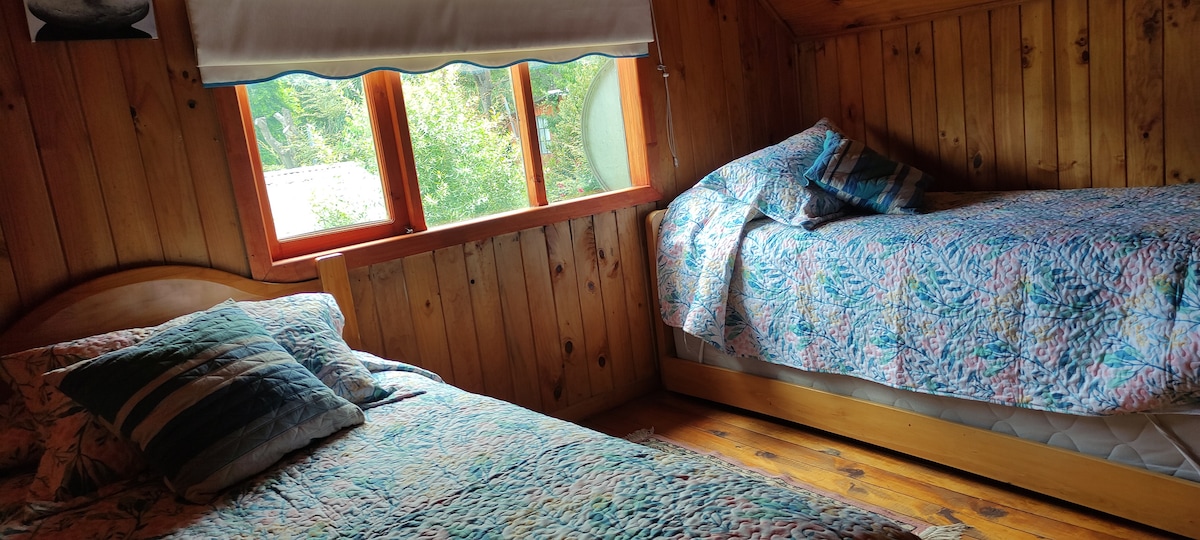 Ოთხადგილიანი ოთახი (ორი საწოლი), მე-2 სართული. 2022 წლის იანვარი.