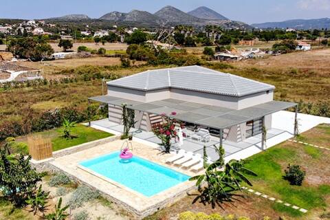 Villa Methoni, pool, close to the local and sea (450 m)