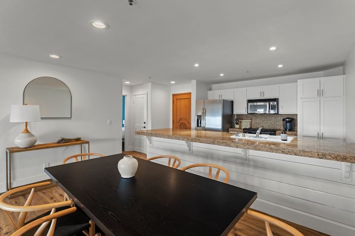 2-Bedroom Condo: OCEAN Views & Golf Cart! gallery image 4