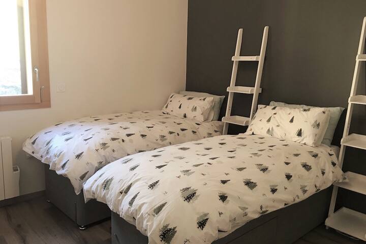 Მეორე საძინებელი შედგება 2 ერთადგილიანი საწოლისგან.