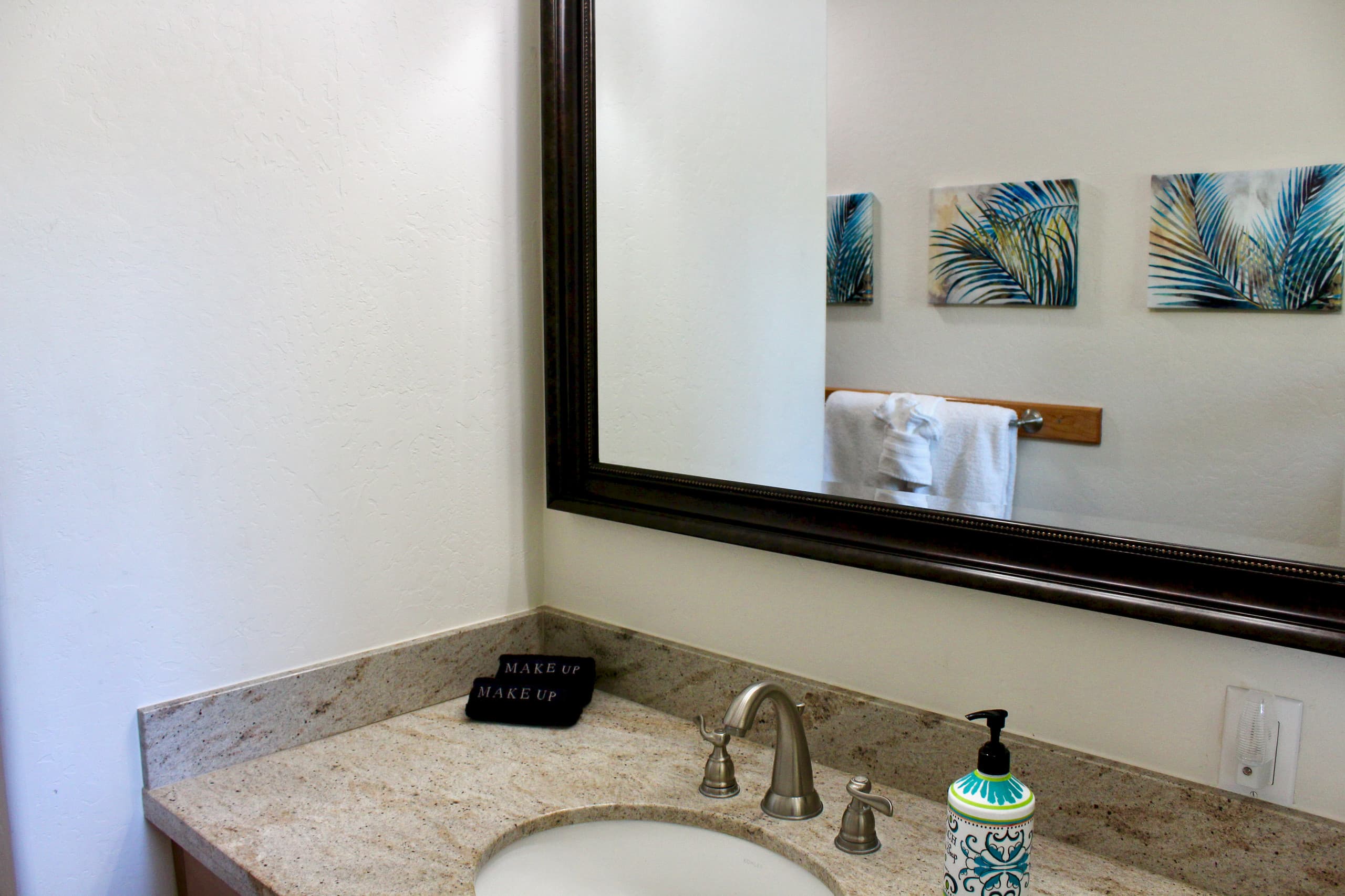 Condo in Kailua-Kona · ★4.96 · 2 bedrooms · 4 beds · 2 private baths - Image 19