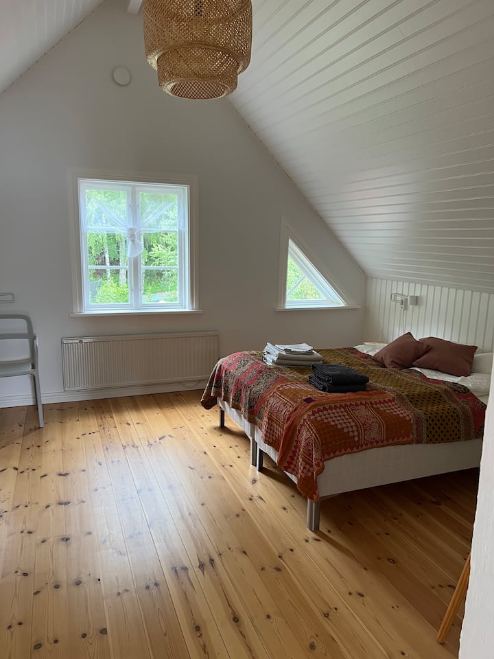 הבית הראשי בקומה הראשונה - חדר השינה יכול להכיל 4 אנשים.
2 מיטות עם מידות של 90x200 ומיטה זוגית 160x200