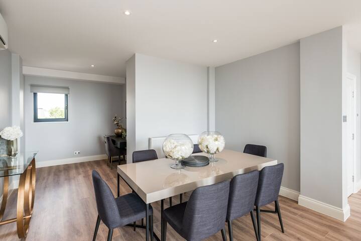 Elegant 4BD Duplex Apartment in Earls Court gallery image 4