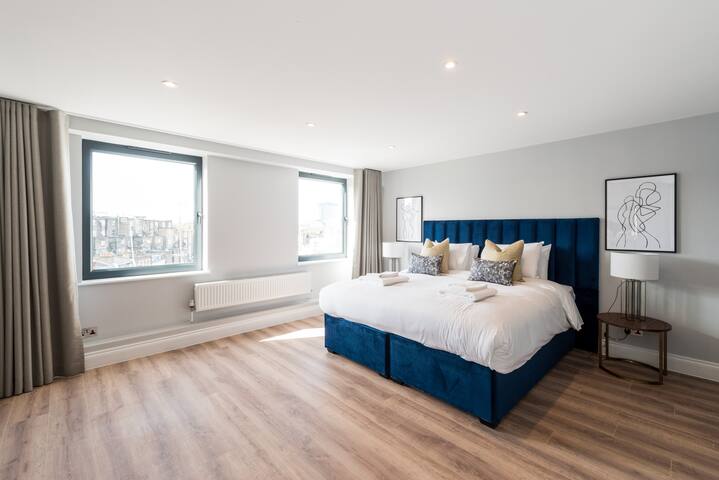 Stunning 4BD Duplex Apartment in Earls Court gallery image 4