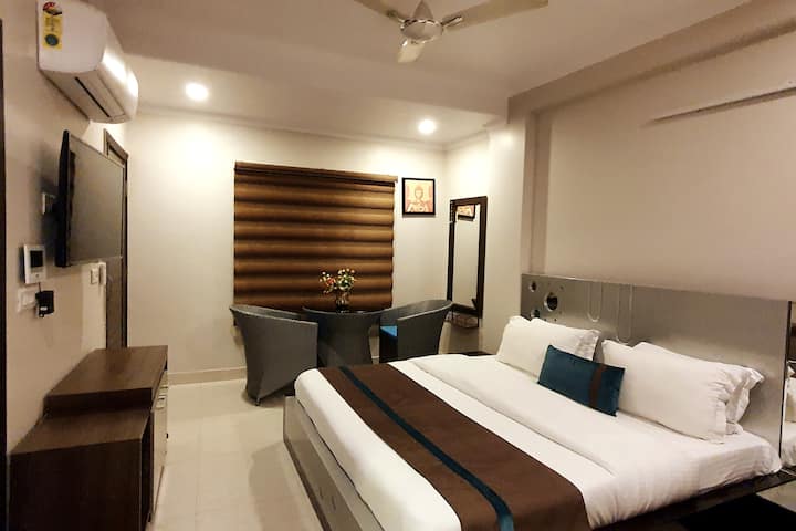One BHK Flat/Near IGI Delhi Airport/ICC Yashobhumi