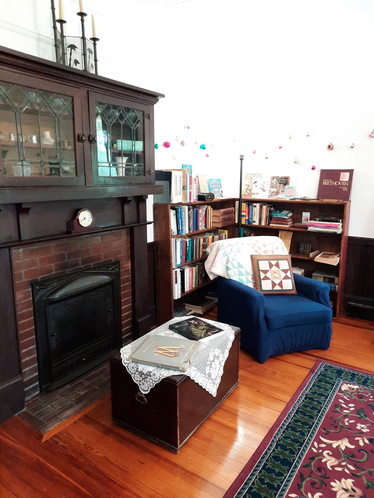 Chumba cha kuketi na maktaba ndogo.