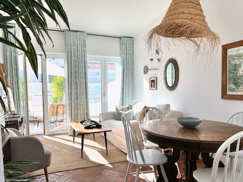 Old Town luxury designer apt for 2 near the river