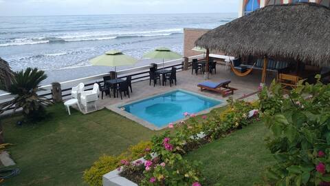 Cozy rustic house on the foot of the ocean