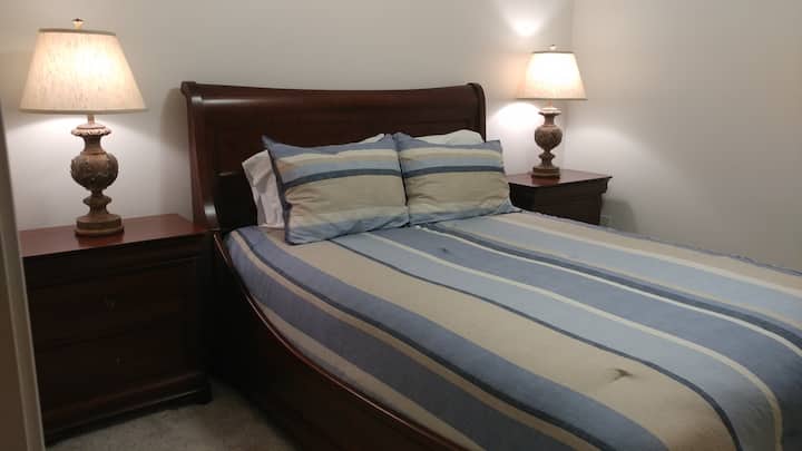 Safi na ya zamani. Kitanda cha Malkia katika Chumba cha kulala # 3, godoro la povu lenye starehe