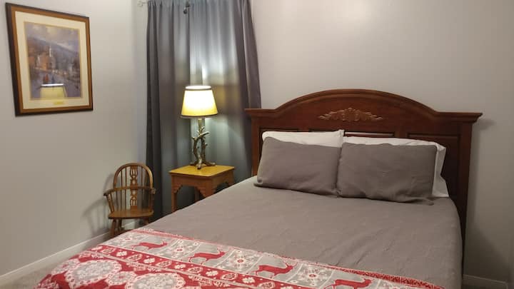 Chumba cha kulala #2 kinatoa kitanda aina ya Queen, chenye godoro zuri la povu.  Kila chumba cha kulala kina feni za dari, luva na mapazia yenye giza.  Acha mwanga uingie, au uweke giza na ulale ndani.  