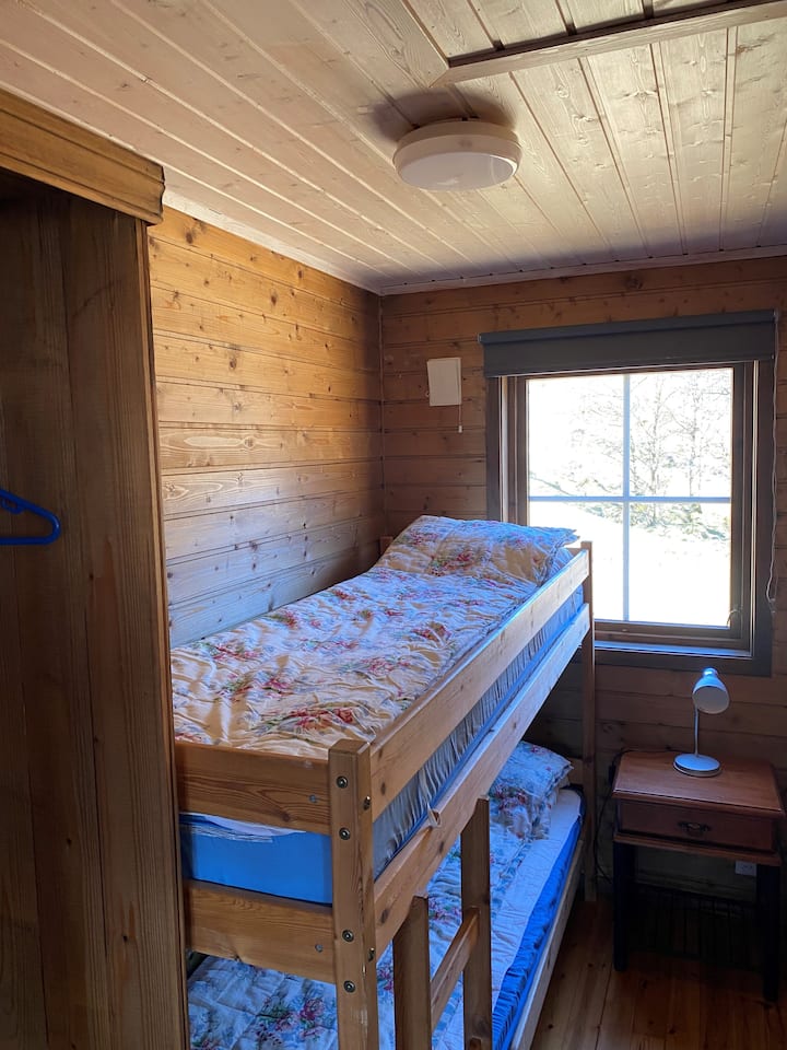 cama de 2 ojos en el dormitorio. 
