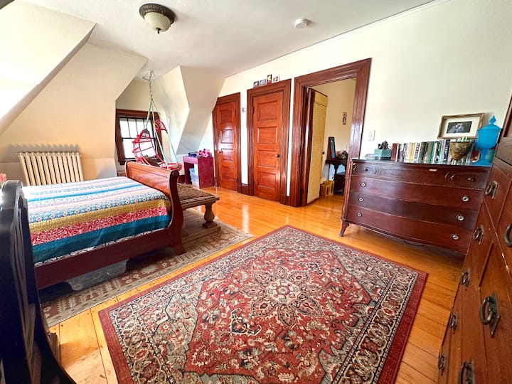 Dhoma e gjumit - 1

Dhoma jonë kryesore e gjumit me hapësirë 269 metra katrorë me krevat dopio "queen", tavolinë pune, armaturë të madhe, dollap dhe sigurisht karrigen tonë të kuqe të varur të bërë me porosi! Dritaret me pamje nga jugu ofrojnë pamje të larta mbi çatitë e lagjes lokale.