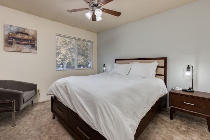 На вториот кат има 2 од 4 спални соби. Спалната соба има брачен кревет со гардеробер, 2 ноќни штандови, удобен стол, телевизор со рамен екран со кабелска телевизија, плакар и многу полици за складирање.