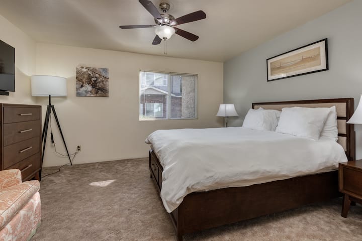 На првиот кат има една од 4 спални соби. Спалната соба има брачен кревет со гардеробер, 2 ноќни штандови, удобен стол, телевизор со рамен екран со кабелска телевизија, плакар и многу полици за складирање.