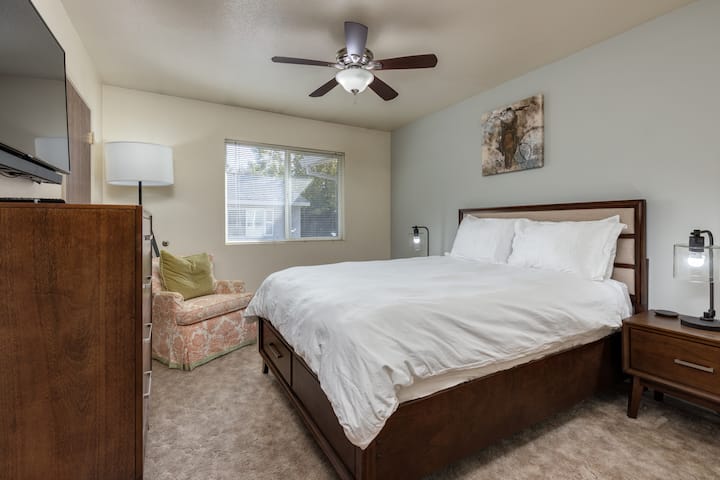 На вториот кат има 4 од 4 спални соби. Спалната соба има брачен кревет со гардеробер, 2 ноќни штандови, удобен стол, телевизор со рамен екран со кабелска телевизија, плакар и многу полици за складирање.