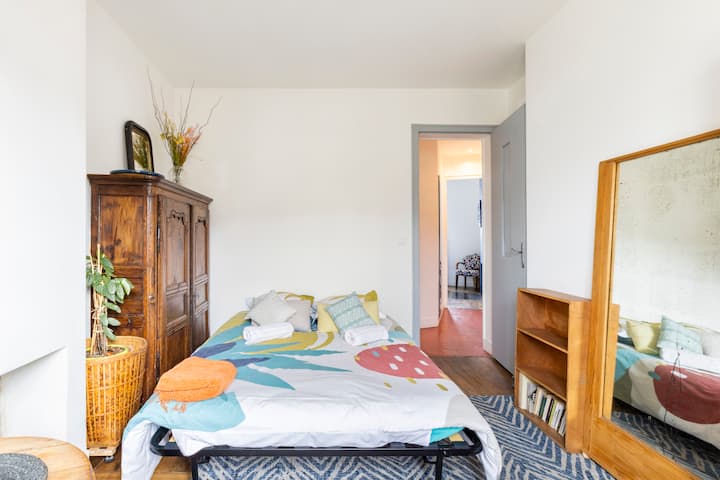 Sala de estar con sofá cama para 2 personas .. Tv libro pequeña mesa sillón y balcóny orientado al sur 