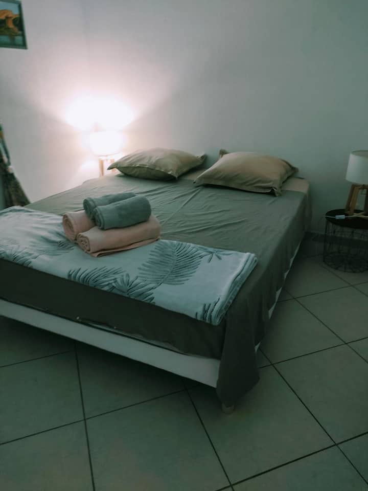 غرفة نوم في الطابق الأول مجهزة بسرير 160 وخزانة ملابس كبيرة 