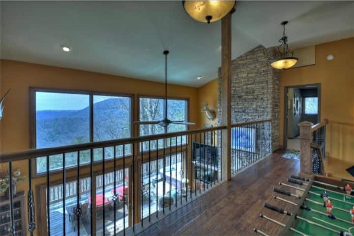 
Loft w/daybed , foosball, magnetic darts, toys/books/game nook, work desk. Mountain sunset views for miles with 2 story wall of glass.