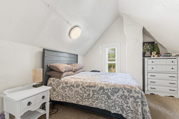 Segundo dormitorio en la planta superior con cama completa.