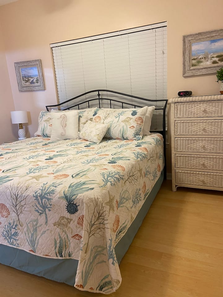 1楼卧室-加大双人床，毗邻卫生间