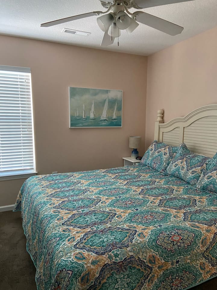 二楼卧室-加大双人床，毗邻卫生间