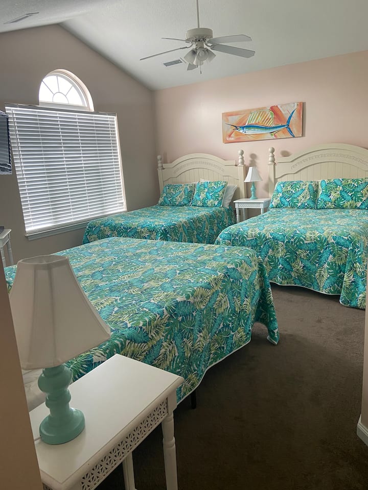 2楼卧室- 1张标准双人床和2张双人床，毗邻卫生间